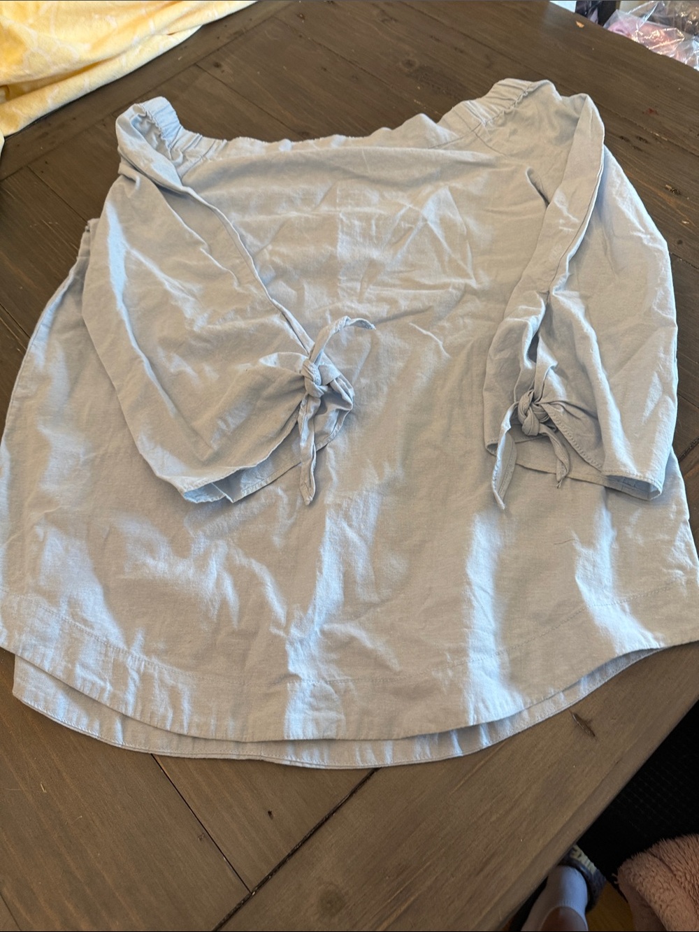 Free people Light Blue Tie-Sleeve Blouse
Off shoulder
24” long
Med